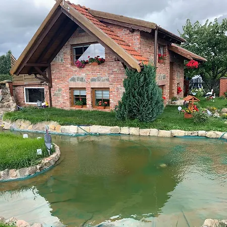 Ceglany Domek Kır Evi